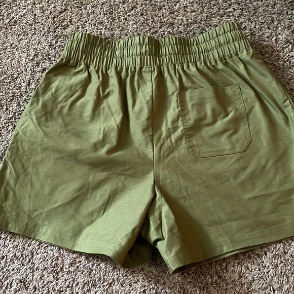 Green high waisted Fabletics shorts - Picture 2 of 3